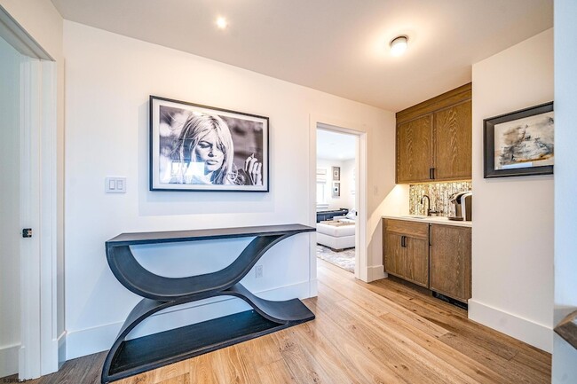 Building Photo - 108 S Martindale Ave