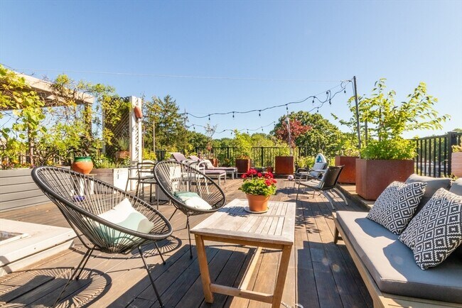 Building Photo - 28 Seaverns Ave