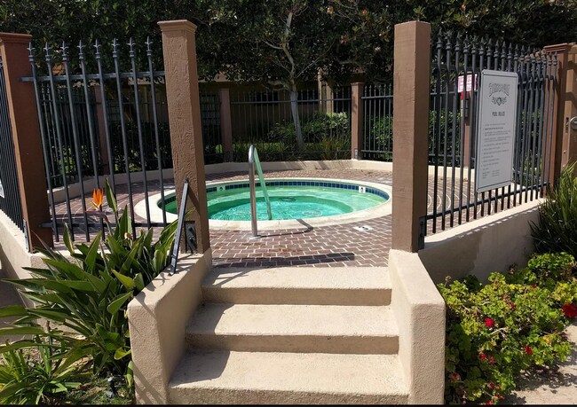 Building Photo - 8870 Villa La Jolla Dr
