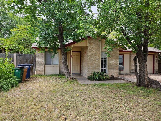 Primary Photo - 2 bed/1 bath duplex with flex room