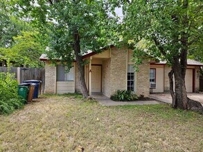 Building Photo - 2 bed/1 bath duplex with flex room