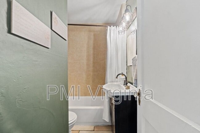 Building Photo - 858 W 47th St