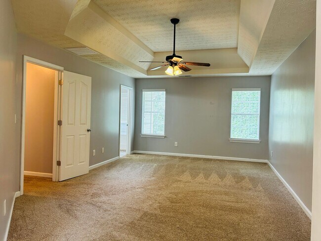 Building Photo - Beautiful 4 bedroom, 2.5 bathroom home in ...