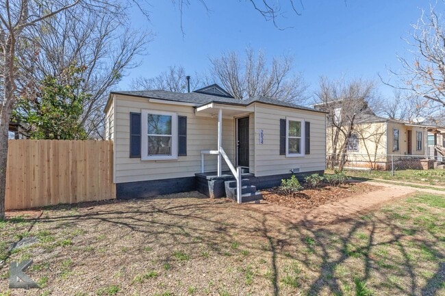 Primary Photo - 2 bed 1 bath, New kitchen, new windows!