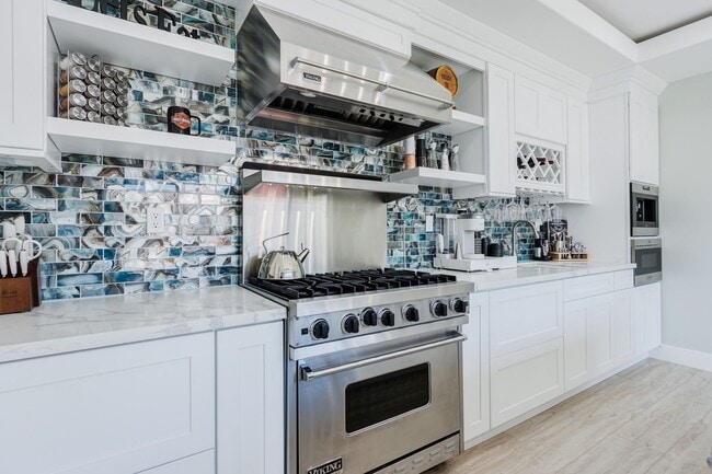 Building Photo - 10068 Russell Ave