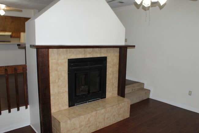 Building Photo - Remoldel Town Home