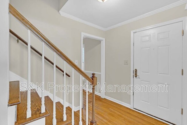 Building Photo - 350 Hughes Dr
