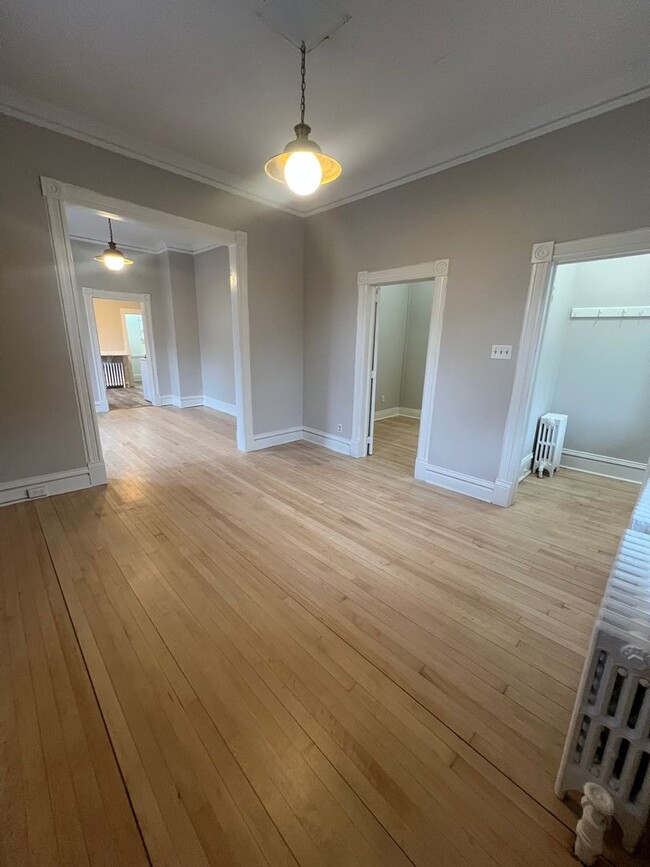 Building Photo - AVAILABLE NOW - 2 BED 1 BATH