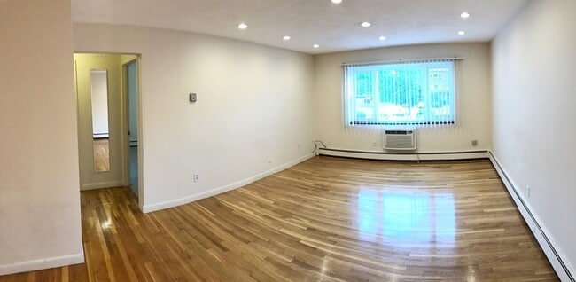 Building Photo - 2-bed with 1-parking South Newton