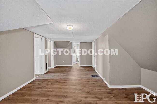 Building Photo - 3905 Peru St