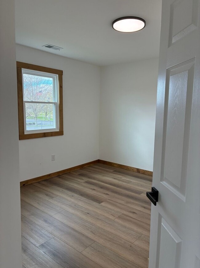 Building Photo - Fully Renovated 3 Bed 1 Bathroom Home with Open Floor Plan