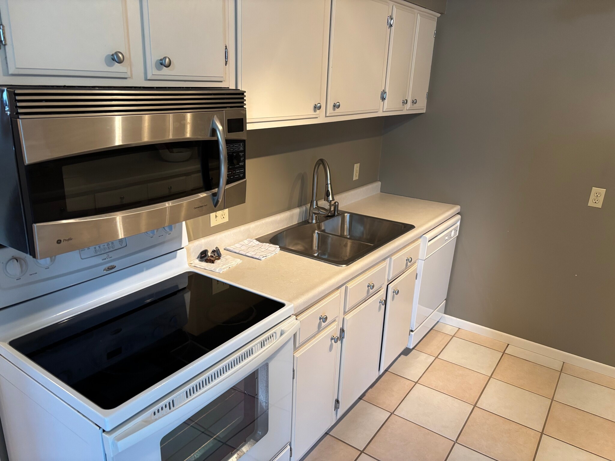 Kitchen - 913 Abbott St