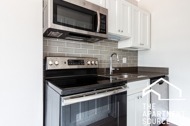 Building Photo - 817 W Lakeside Pl