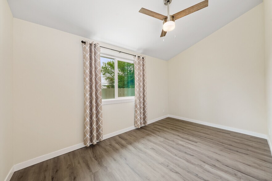 Bedroom 4 - Vaulted ceiling - 5737 Dorothy Dr