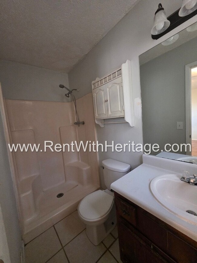 Building Photo - Amazing 3 Bedroom/ 2 Bath Home / Spacious Livingroom /  Flex Room / 1/2 Acre / Fenced Yard / Grea...