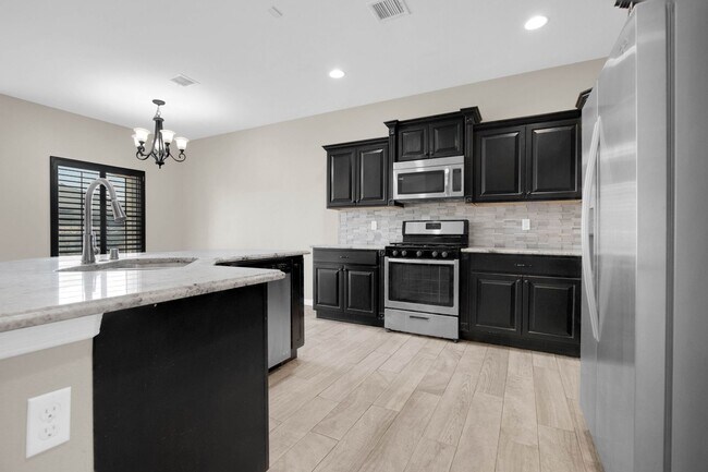 Building Photo - 871 Maple Park Ave