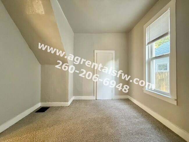 Building Photo - 2721 Fox Ave
