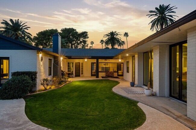 Building Photo - FULLY FURNISHED EXECUTIVE PHOENIX COUNTRY CLUB HOME IN GATED COMMUNITY