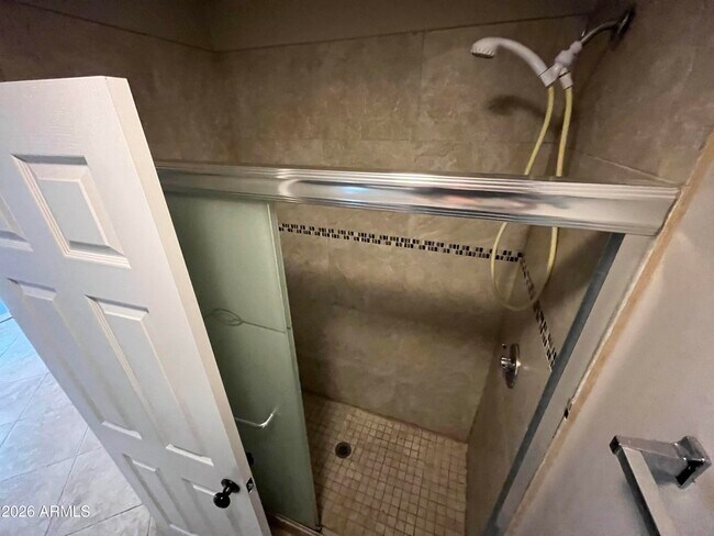 Building Photo - 1617 E Oak St