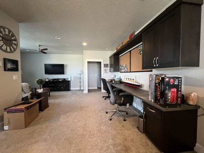 Building Photo - Beautiful custom built home with 4 bed 3.5...