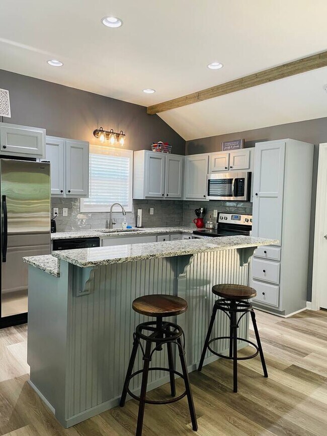 Building Photo - 233 Lakeview Cir