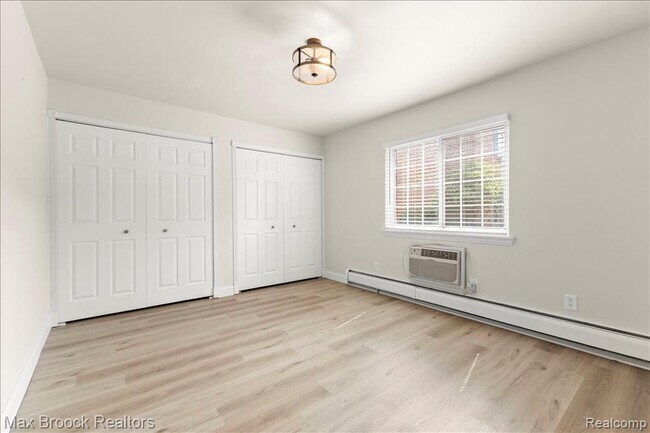 Building Photo - 2425 Torquay Ave