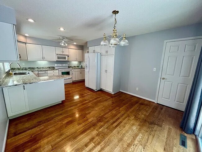 Building Photo - 4-bedroom 3 bath home in Saint joseph