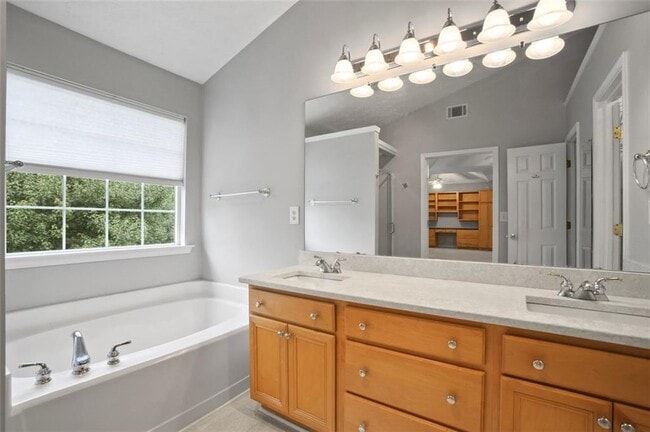 Building Photo - 2643 Whispering Pines Dr SW