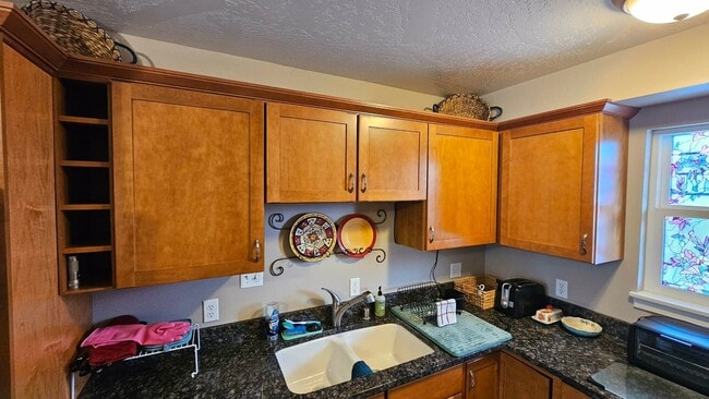 Building Photo - Condo located near the lake- Available NOW until July 31st, 2026. Available again September 1st, ...