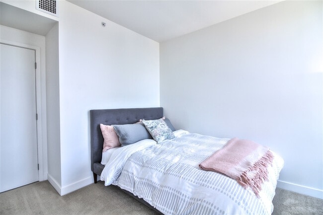 Building Photo - East Village 13th floor condo with panoramic views