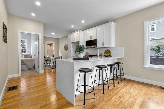 Building Photo - 362 Silver St