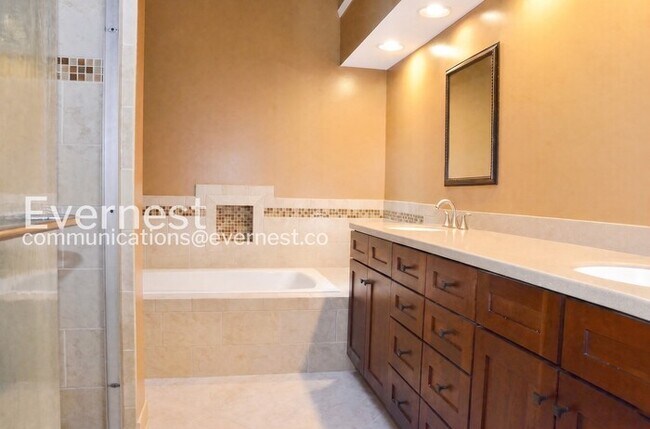 Building Photo - 4 Bed/3 Bath Townhome with Fenced Yard / Pet-Friendly / Available Soon!