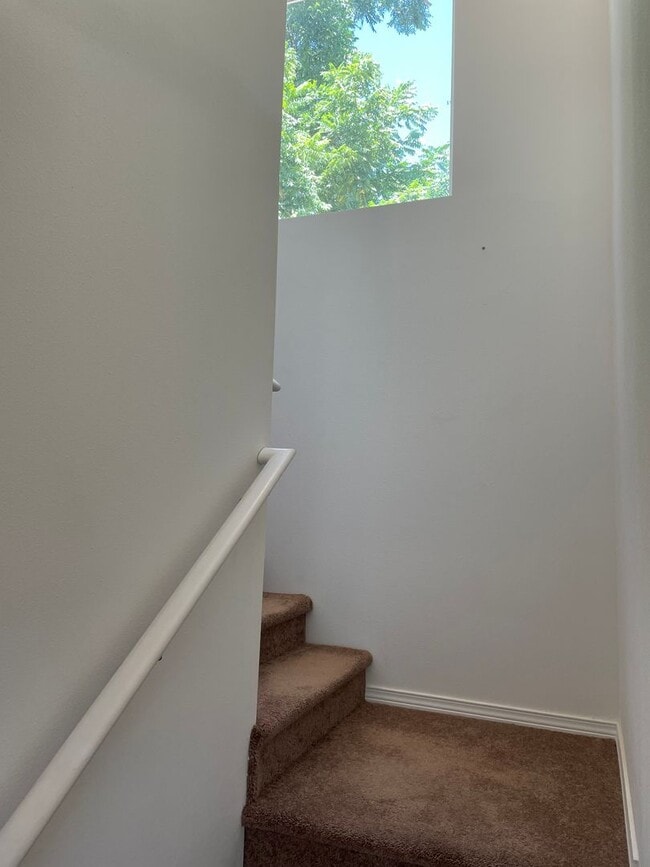 Building Photo - Beautiful 2 Bedroom 1.5 Bath 2 Story Home-...