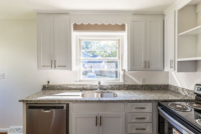Building Photo - 104 Stratford Ct