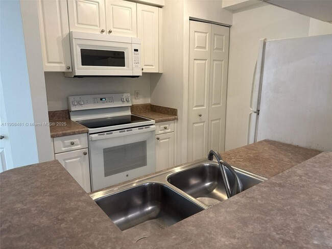 Building Photo - 17100 N Bay Rd