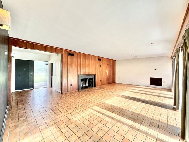 Building Photo - Vintage 2BR/2BA on Stanford Ave with Huge Fenced Yard & Lawn Care Included