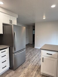 Building Photo - Updated Duplex in SE Bend