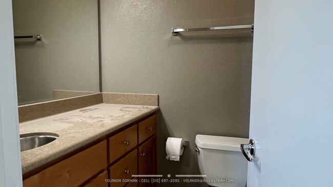 Building Photo - Stylish and modern loft-like 2 bedroom 2.5 bath condo in an urban oasis!