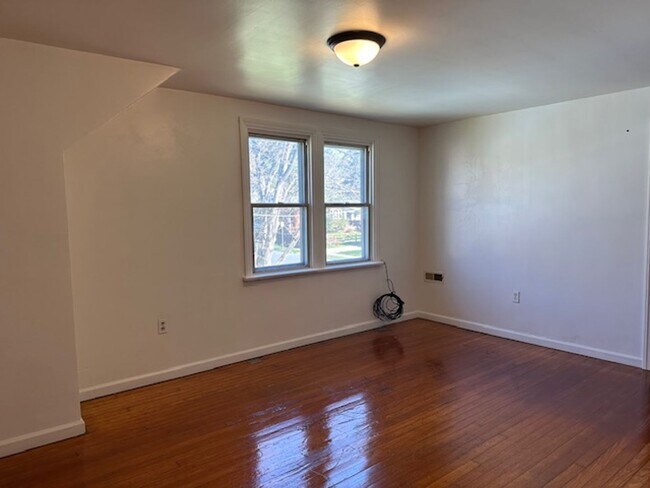 Building Photo - 219 Redwood St