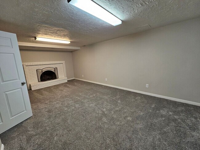 Building Photo - Beautiful 3 Bed/3 Bath Home