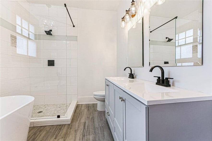 Primary Bath - 3033 Robert St