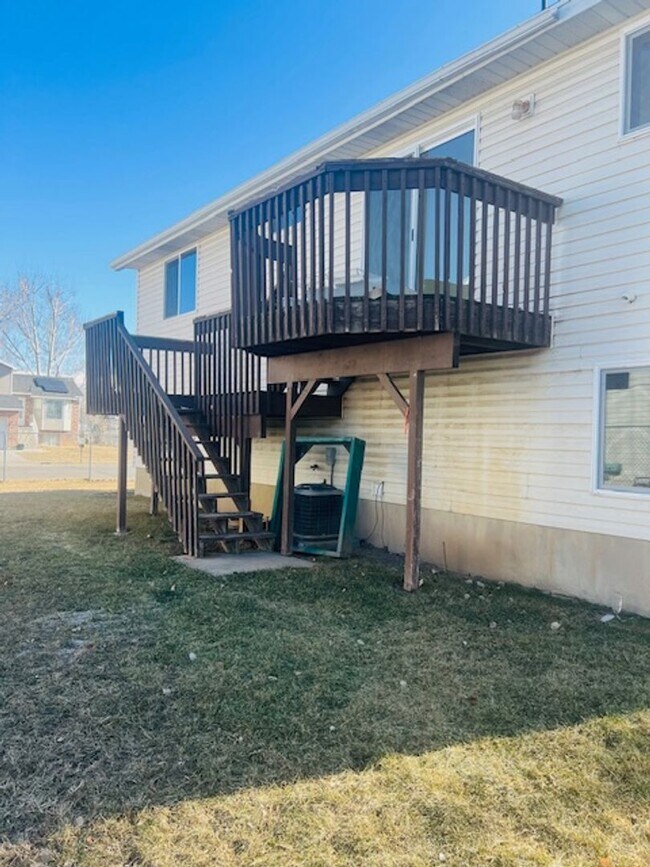 Building Photo - Beautiful remodeled home with fenced backyard and 2 car garage