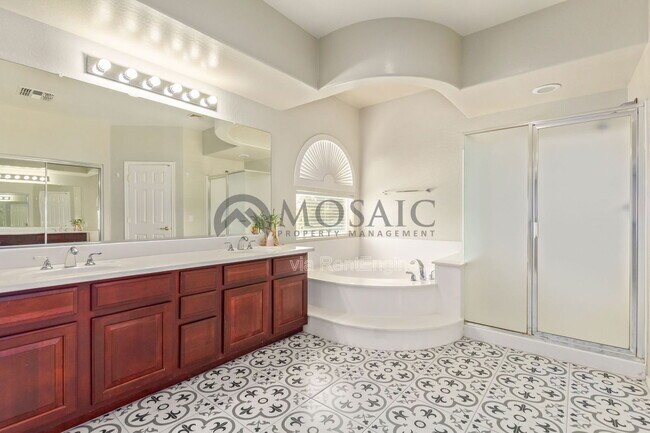 Building Photo - 883 E Powell Way