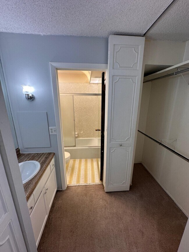 Building Photo - 3680 Inverrary Dr