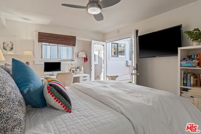 Building Photo - 1605 Cabrillo Ave