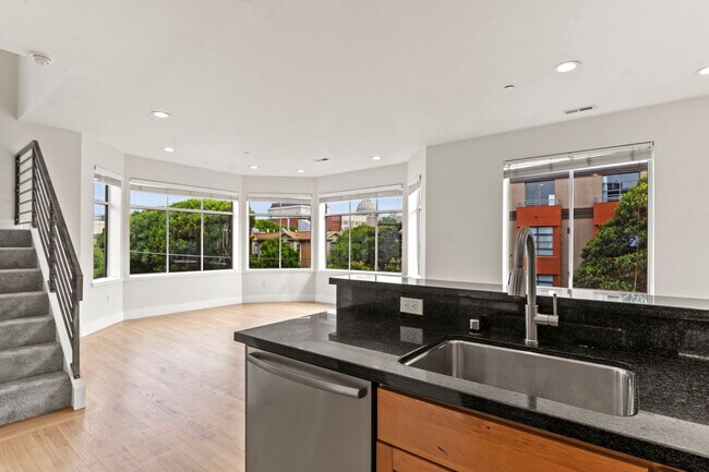 Building Photo - Lovely 2 Bed, 1.5 Bi-Level Hayes Valley Co...