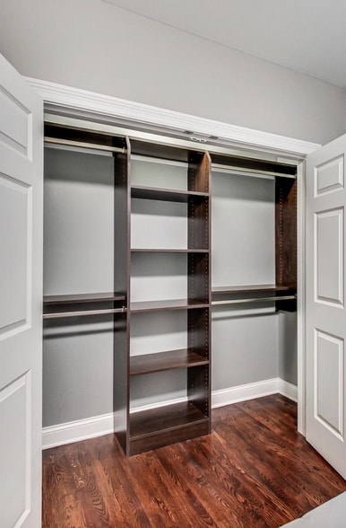 Building Photo - 453 N May St