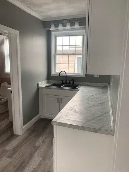 Building Photo - 104 Pine, 6