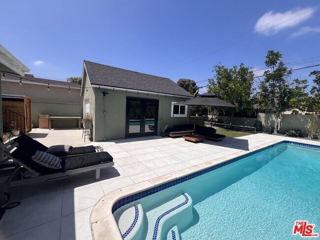 Building Photo - 7865 Bleriot Ave
