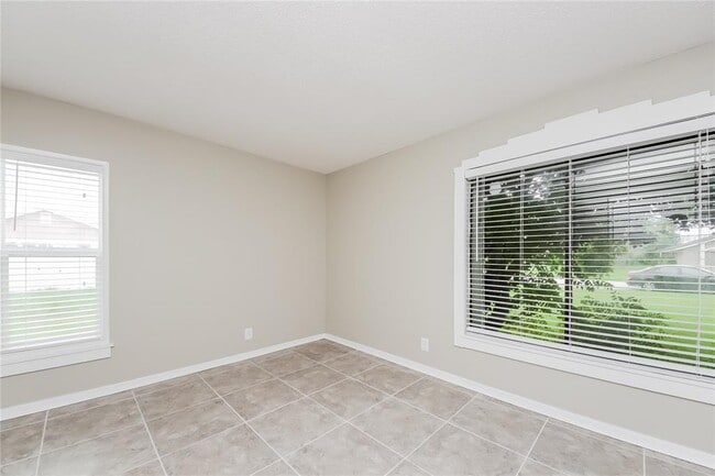 Building Photo - 713 E Flag Way